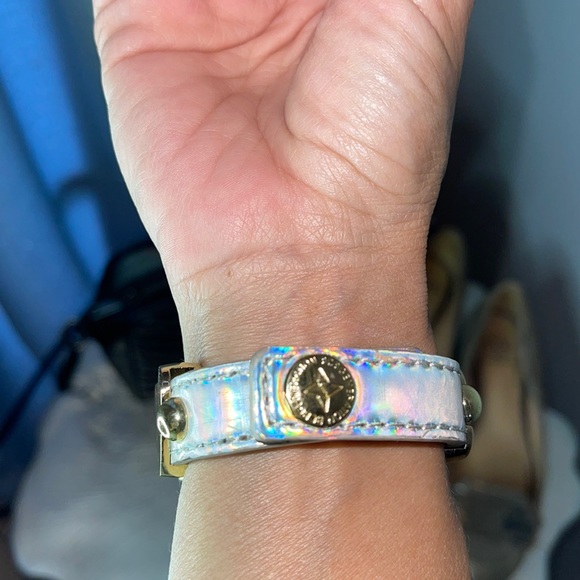 BCBGeneration SWEET 💙holographic iridescent affirmation Snap Bracelet - Picture 9 of 9